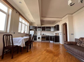 Lovely 1-bedroom flat with a full view of F1 DRS zone and Flame Towers